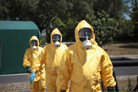Global Health security_scientists in protective suits